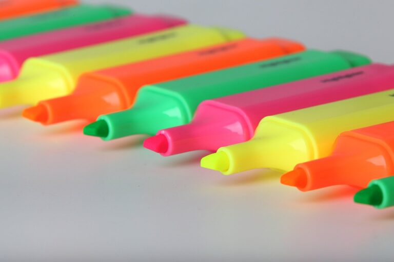 The Essential Guide to Choosing the Right Highlighter: Types, Brands, and Key Features