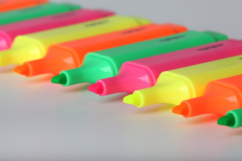 The Essential Guide to Choosing the Right Highlighter: Types, Brands, and Key Features