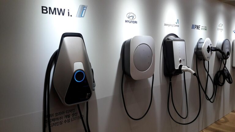Essential Guide to Choosing the Right Car Charger: Types, Brands, and Key Features Explained