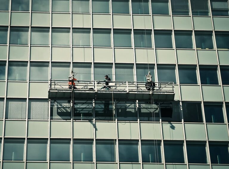 The Ultimate Guide to Choosing the Right Window Cleaner: Types, Brands, and Tips