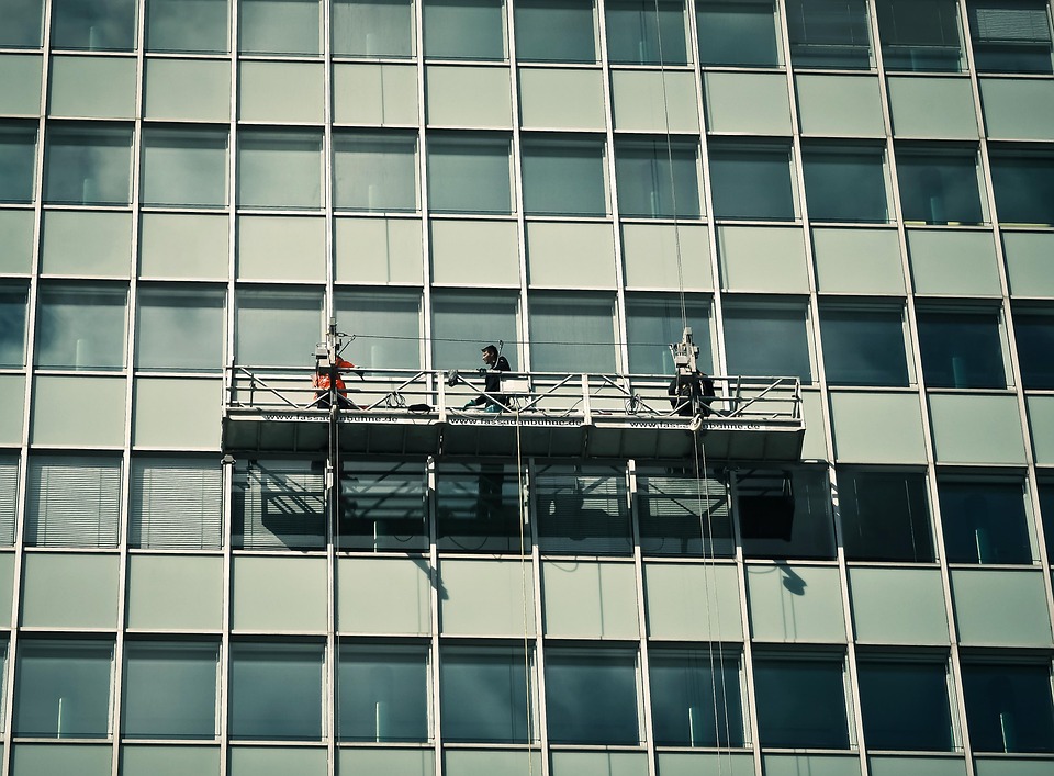 The Ultimate Guide to Choosing the Right Window Cleaner: Types, Brands, and Tips