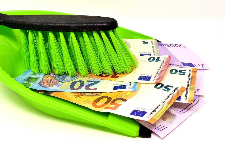 Choosing the Right Broom and Dustpan: Essential Tips for Every Household