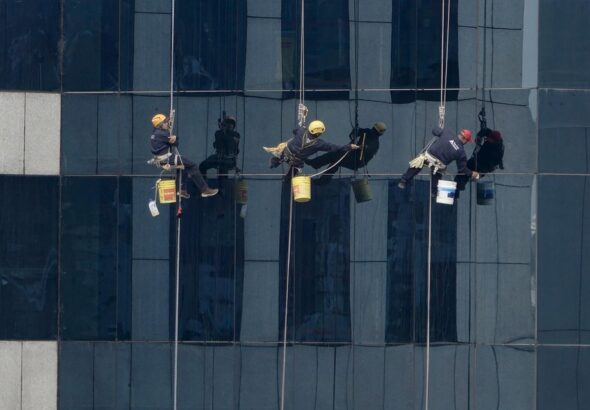 Choosing the Right Window Cleaner: A Comprehensive Guide to Types, Brands, and Tips