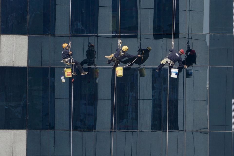 Choosing the Right Window Cleaner: A Comprehensive Guide to Types, Brands, and Tips